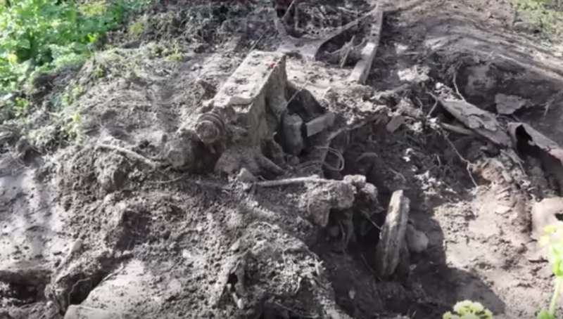Illustration for article titled Family Finds Remains Of Old Daimler Car Buried In Their Yard